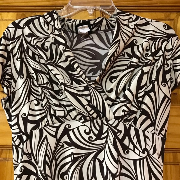 Ladies Beige/Brown Colored Design Blouse Top
Sz Medium 8 - 10 - Picture 2 of 5